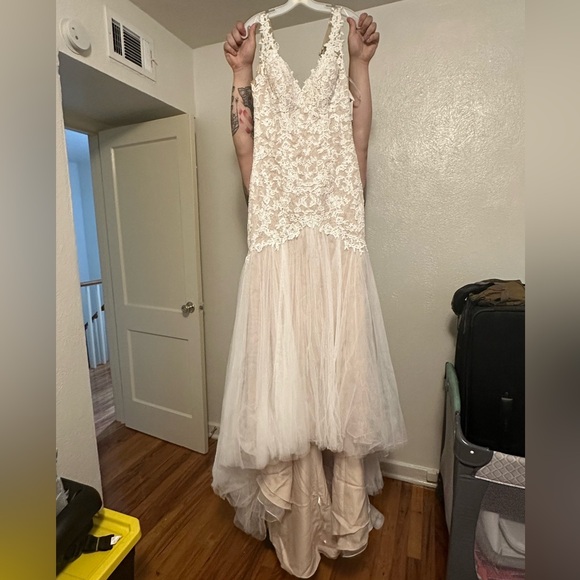 David’s signature wedding dress - Picture 2 of 7